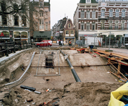 843967 Gezicht op de restauratiewerkzaamheden aan de Bakkerbrug over de Oudegracht te Utrecht, met op de achtergrond de ...